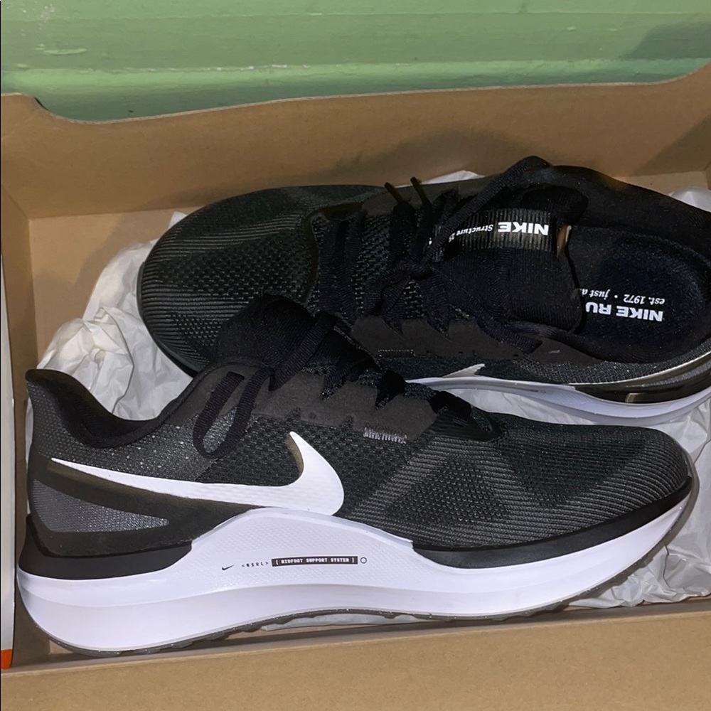 New Nike Structure 25 Black and White Athletic Sneakers